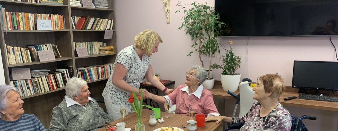 Společné chvíle v Centru sociálních služeb Emausy: narozeninová oslava, příprava pohoštění a duchovní setkání