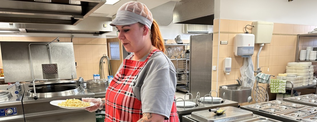 „Jsme dobrá parta. Někdy se smějeme tak, že nás musí napomínat,“ říká kuchařka z domova pro seniory