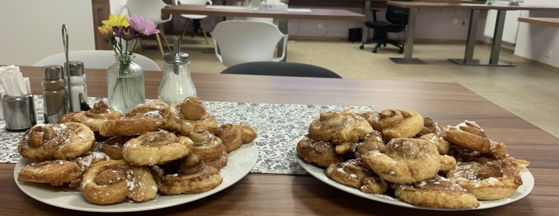 Pečení skořicových šneků