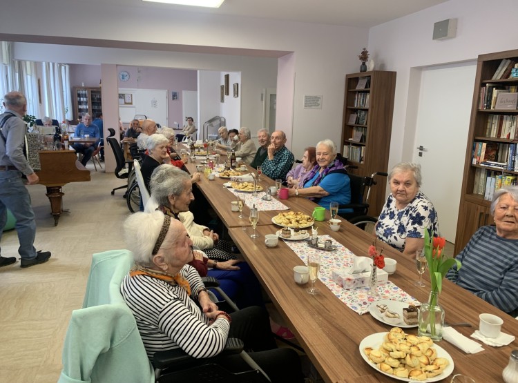 Společné chvíle v Centru sociálních služeb Emausy: narozeninová oslava, příprava pohoštění a duchovní setkání