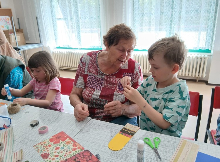 Společné tvoření dětí a seniorů: záložky i květinová lízátka