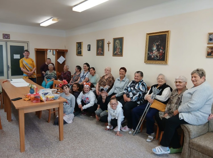 Děti z praktické školy navštívily klienty Domu s pečovatelskou službou v Nových Hradech