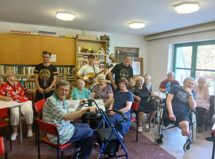 Kapela Funční faleš potěšila klienty v Borovanech
