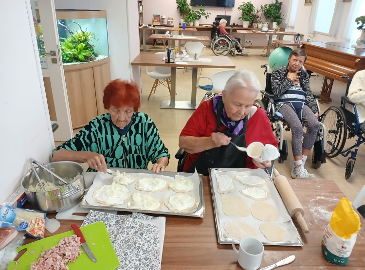 Zářijové pečení a vaření – alsaský cibulový koláč, rybízový koláč a cuketové placičky