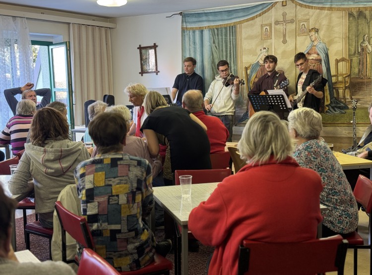 Mladí muzikanti rozezpívali Dům s pečovatelskou službou v Borovanech