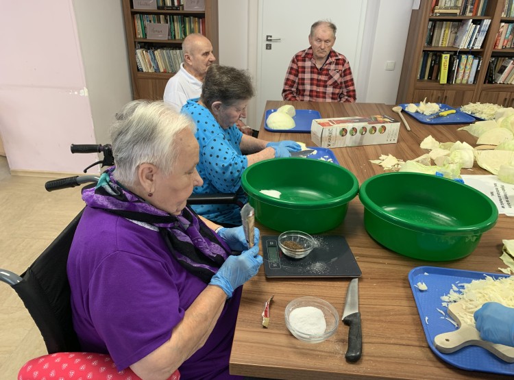 Aktivizace, která chutná: Klienti nakládali zelí