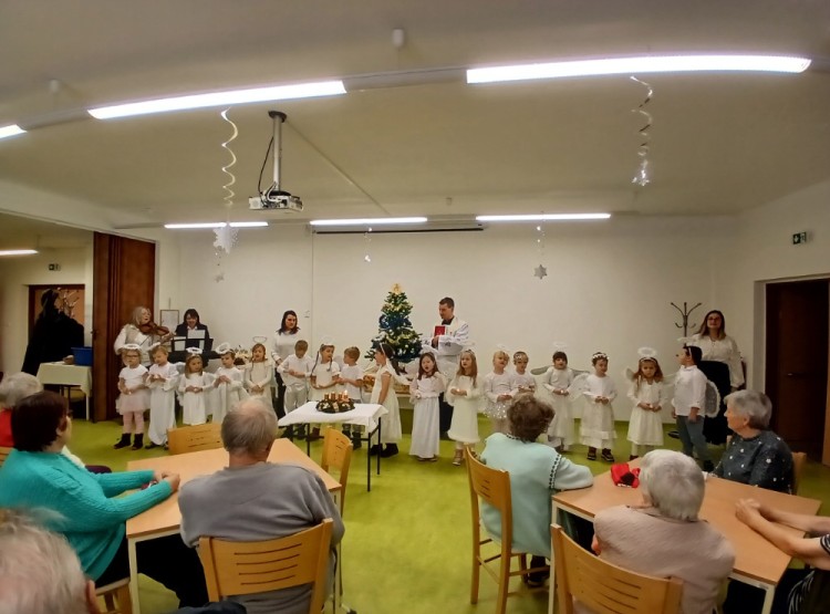 Žehnání adventního věnce v Dačicích