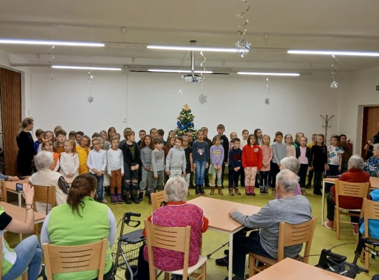 Vánoční vystoupení dětí ze ZŠ Boženy Němcové