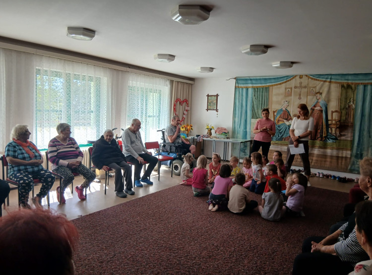 Děti z mateřské školy potěšily klienty Domu s pečovatelskou službou
