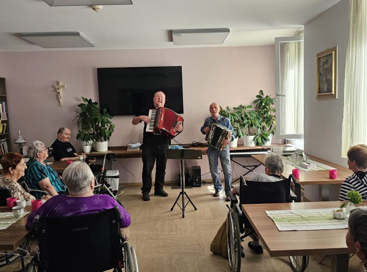 Harmonikáři dělali radost klientům v Centru sociálních služeb Emausy