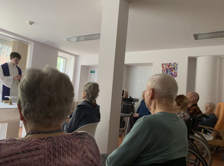 Společné chvíle v Centru sociálních služeb Emausy: narozeninová oslava, příprava pohoštění a duchovní setkání