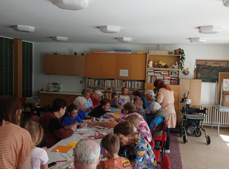Společné tvoření dětí a seniorů: záložky i květinová lízátka
