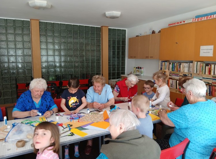 Společné tvoření dětí a seniorů: záložky i květinová lízátka