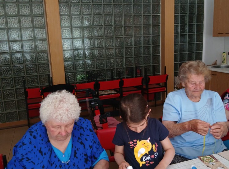Společné tvoření dětí a seniorů: záložky i květinová lízátka