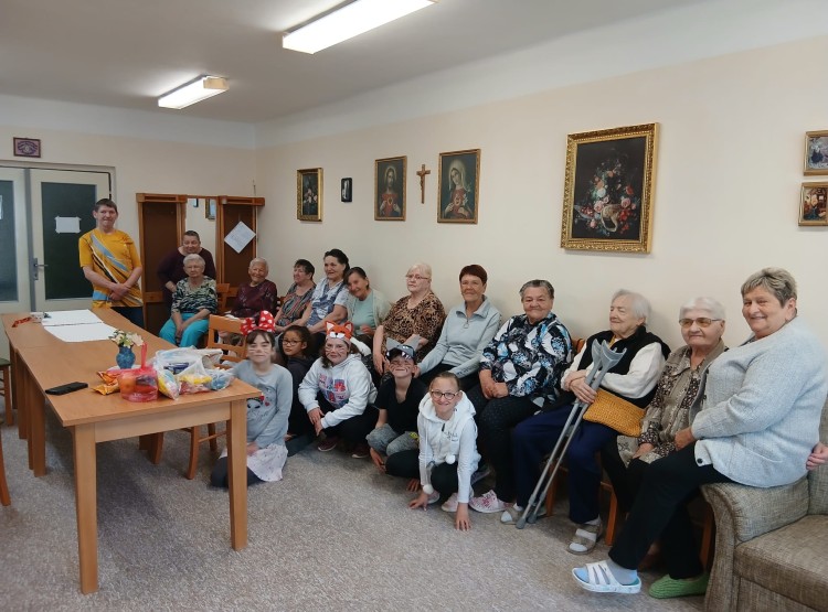Děti z praktické školy navštívily klienty Domu s pečovatelskou službou v Nových Hradech