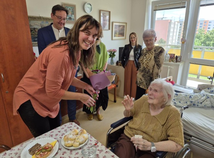 Sto let života, sto let příběhů – paní Anna Sehnalová oslavila významné jubileum
