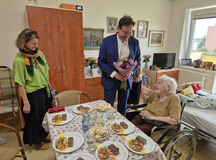 Sto let života, sto let příběhů – paní Anna Sehnalová oslavila významné jubileum