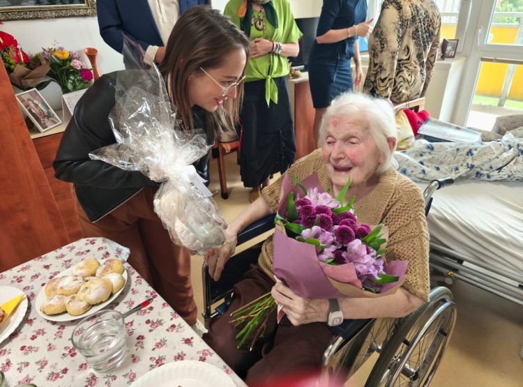 Sto let života, sto let příběhů – paní Anna Sehnalová oslavila významné jubileum