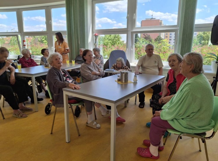 Hudební vystoupení zpříjemnilo den klientům ve Vysokém Mýtě