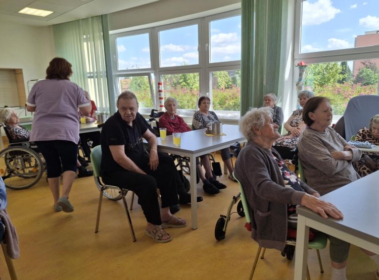 Hudební vystoupení zpříjemnilo den klientům ve Vysokém Mýtě