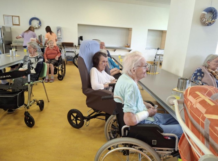 Hudební vystoupení zpříjemnilo den klientům ve Vysokém Mýtě