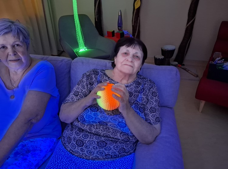 Terapeutická hodina o podzimním ovoci v domově pro seniory