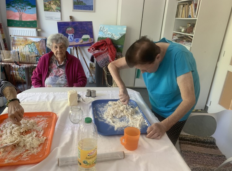 Zářijové pečení a vaření – alsaský cibulový koláč, rybízový koláč a cuketové placičky
