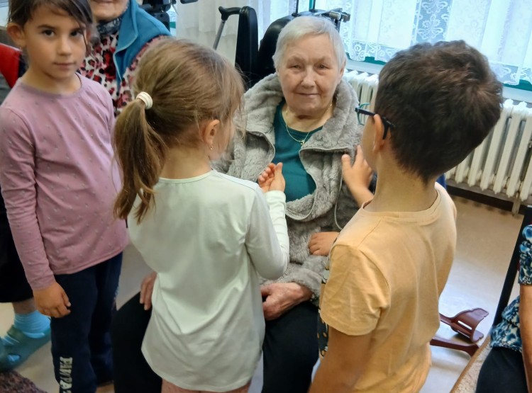 Klienty pečovatelské služby Ledax v Borovanech potěšily děti z mateřské školky
