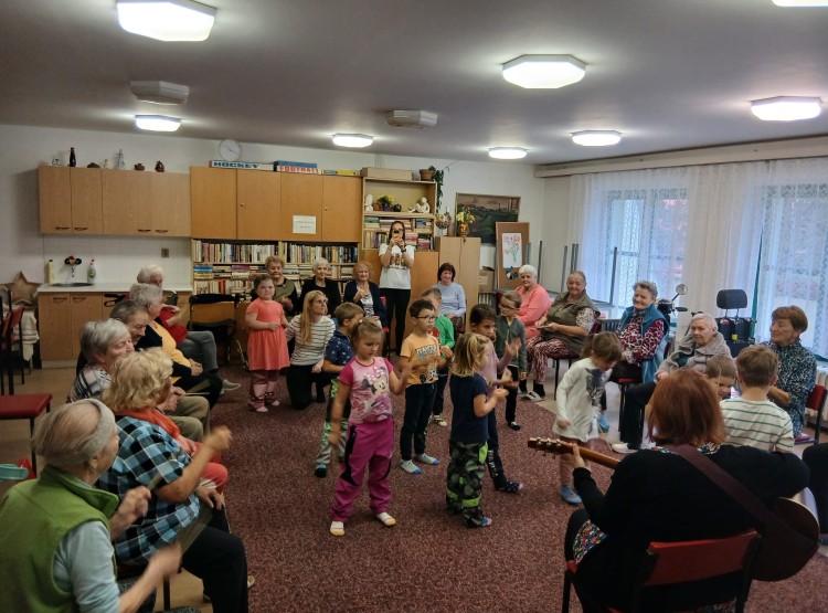 Klienty pečovatelské služby Ledax v Borovanech potěšily děti z mateřské školky