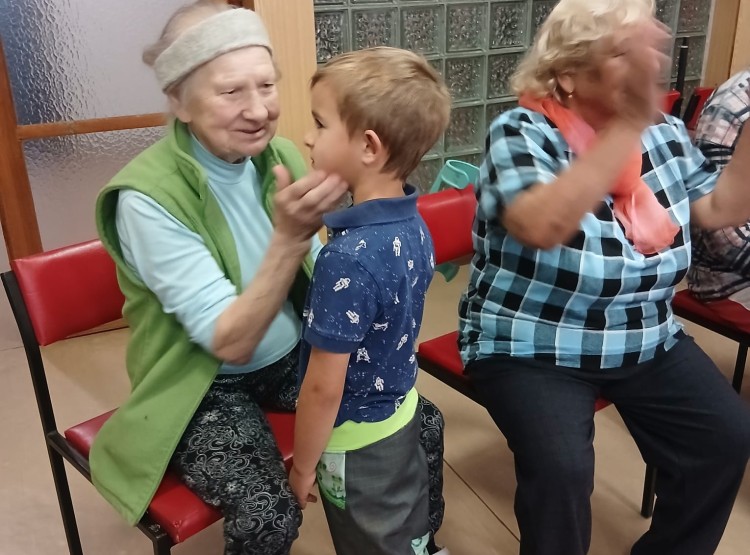 Klienty pečovatelské služby Ledax v Borovanech potěšily děti z mateřské školky