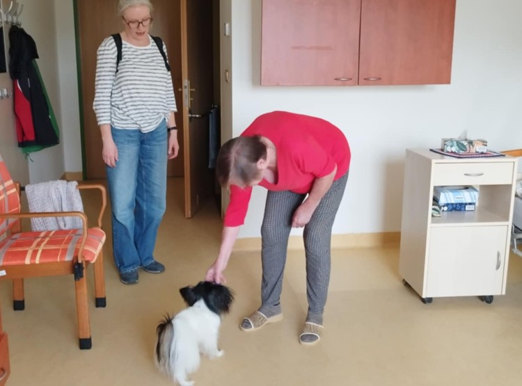 Klienti ve Vysokém Mýtě si užili setkání se čtyřnohým terapeutem