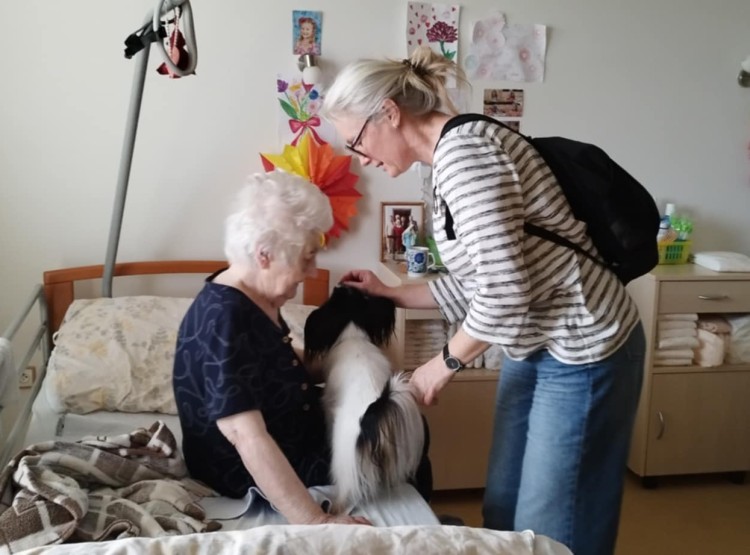 Klienti ve Vysokém Mýtě si užili setkání se čtyřnohým terapeutem