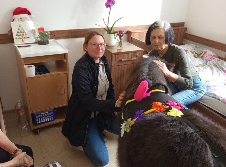 Zooterapie potěšila klienty Centra sociálních služeb Emausy