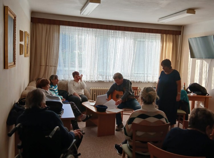 Hudební vystoupení v Domě s pečovatelskou službou v Nových Hradech