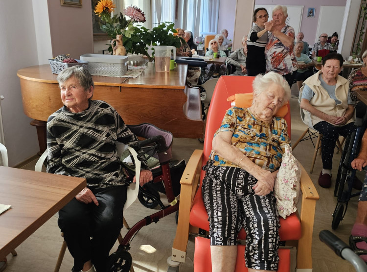 Harmonikáři dělali radost klientům v Centru sociálních služeb Emausy