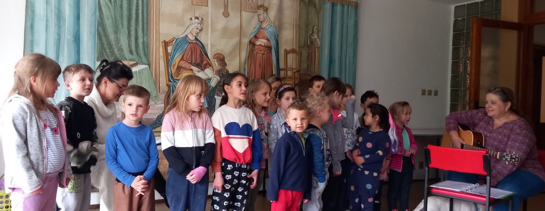 Zpívání dětí z MŠ na DPS v Borovanech a Trhových Svinech