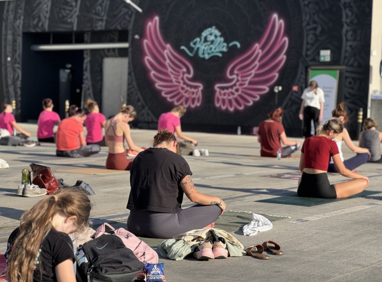 Po roce je tu opět jóga na střeše IGY Centra