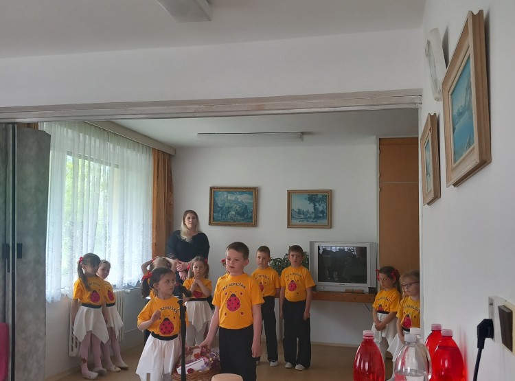 Zpívání dětí z mateřských školek v Trhových Svinech a v Borovanech