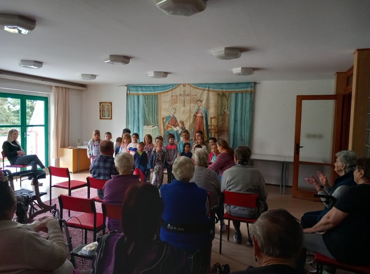 Zpívání dětí z mateřských školek v Trhových Svinech a v Borovanech