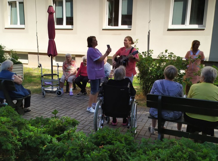 Zpívání v zahradě domova