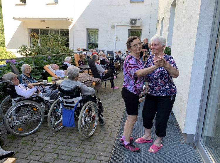 Setkání s harmonikou v Centru sociálních služeb Emausy