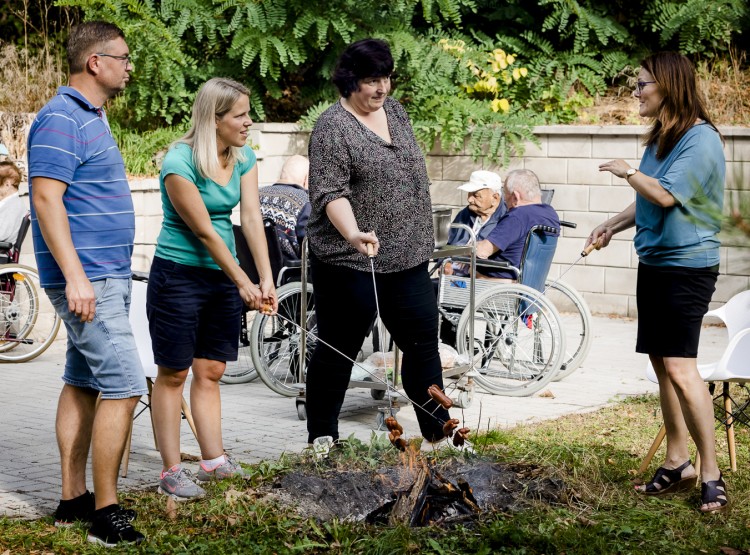 Opékání buřtů v Centru sociálních služeb Emausy