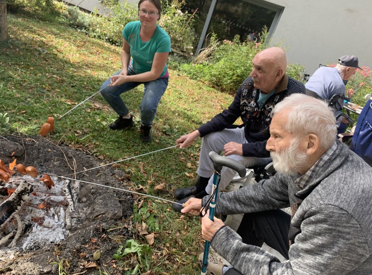 Opékání buřtů v Centru sociálních služeb Emausy