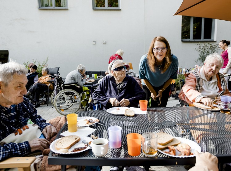 Opékání buřtů v Centru sociálních služeb Emausy