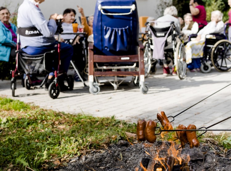 Opékání buřtů v Centru sociálních služeb Emausy