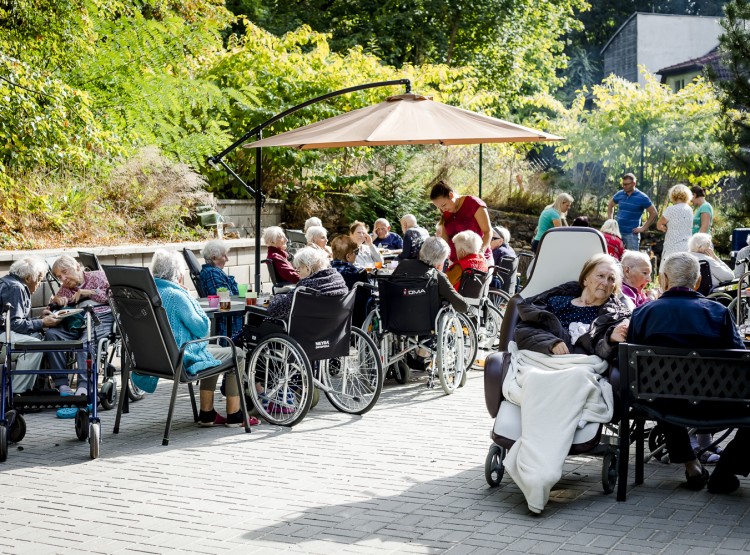 Opékání buřtů v Centru sociálních služeb Emausy