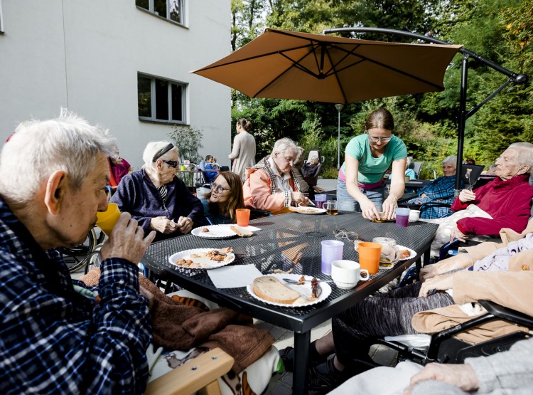 Opékání buřtů v Centru sociálních služeb Emausy