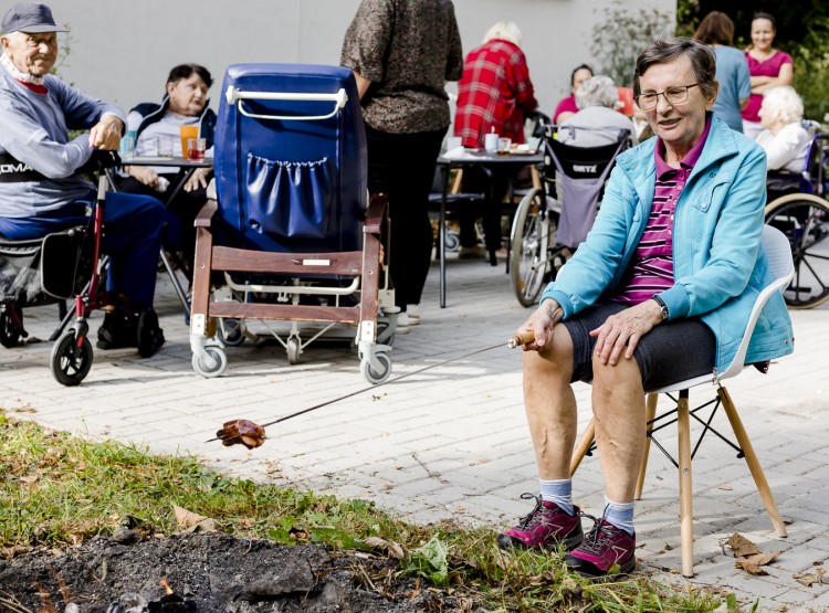 Opékání buřtů v Centru sociálních služeb Emausy