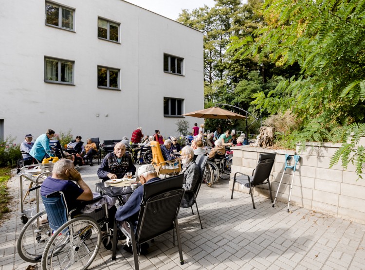 Opékání buřtů v Centru sociálních služeb Emausy