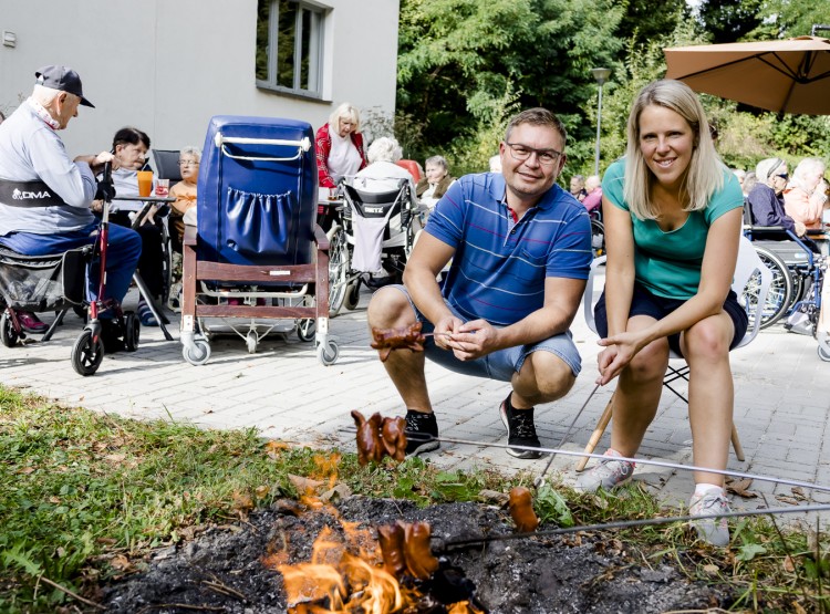 Opékání buřtů v Centru sociálních služeb Emausy